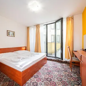 De Luxe 3*, Praga República Checa